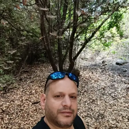 חזי, 48תל אביב 