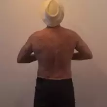 תמונה Ellis 3 מביט בקיר ומחכה לך...