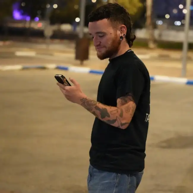אורי · 27 ·           
